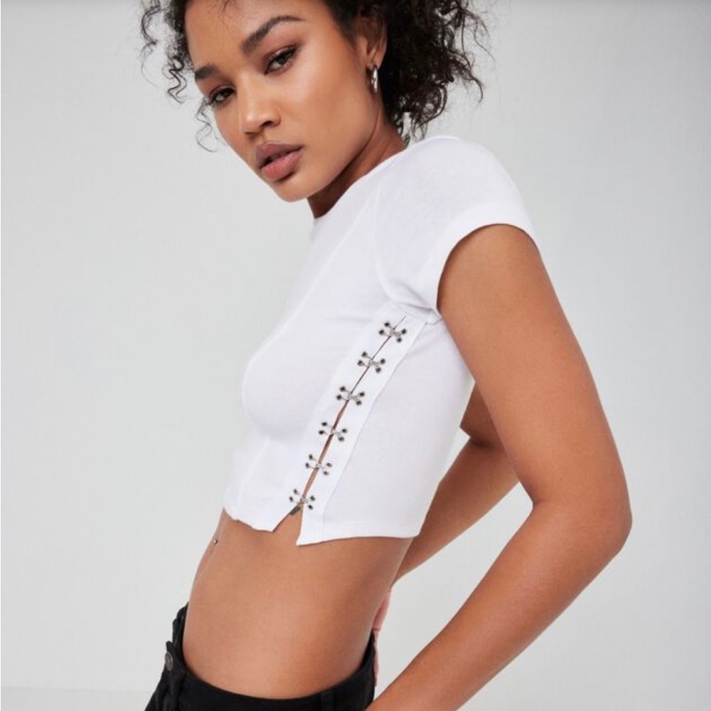 Hook And Eye Stormi Tee